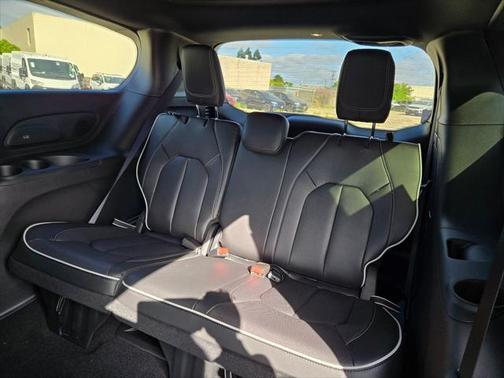 2025 Chrysler Pacifica Hybrid Premium S Appearance Pkg