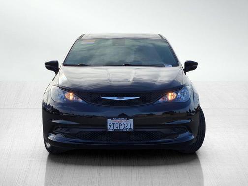 2025 Chrysler Voyager LX