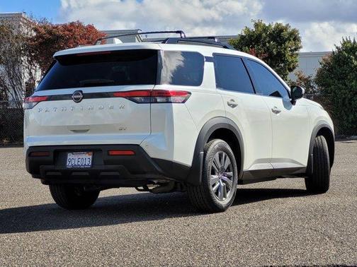 Photo 4 of 27 of 2022 Nissan Pathfinder SV