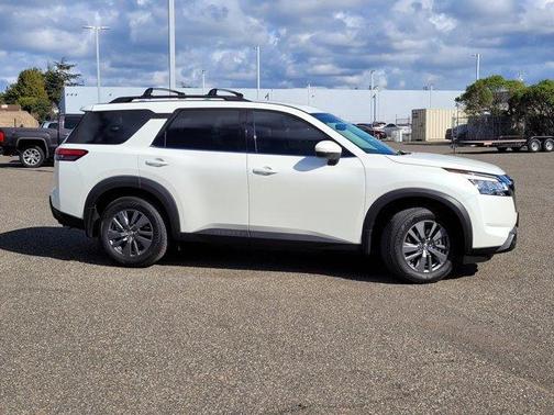 Photo 3 of 27 of 2022 Nissan Pathfinder SV