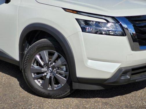 Photo 2 of 27 of 2022 Nissan Pathfinder SV