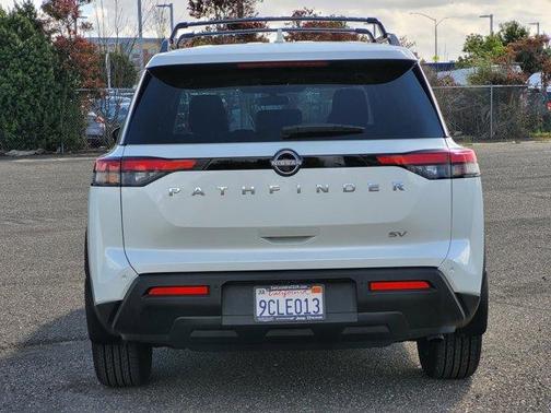Photo 5 of 27 of 2022 Nissan Pathfinder SV