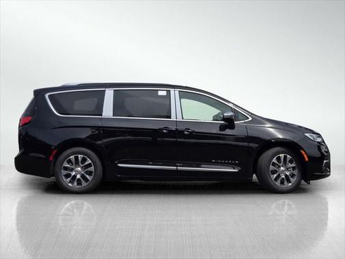 2025 Chrysler Pacifica L