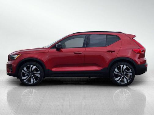 2025 Volvo XC40 B5 Ultra Dark Theme