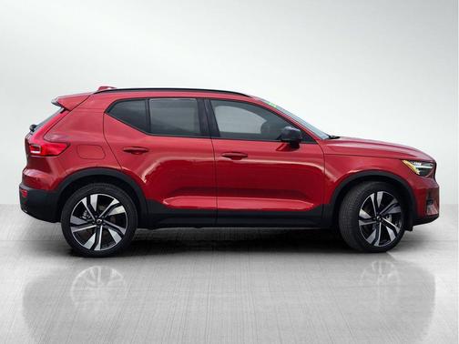 2025 Volvo XC40 B5 Ultra Dark Theme