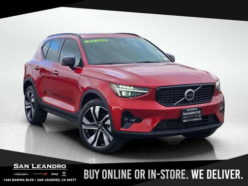 2025 Volvo XC40 B5 Ultra Dark Theme