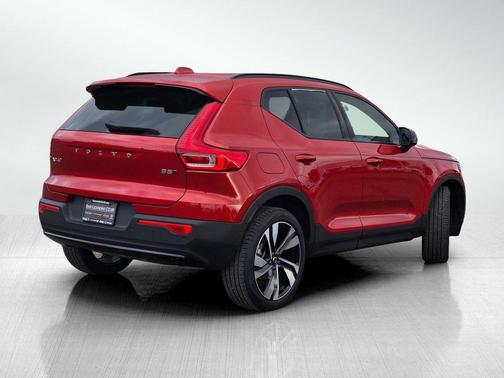2025 Volvo XC40 B5 Ultra Dark Theme