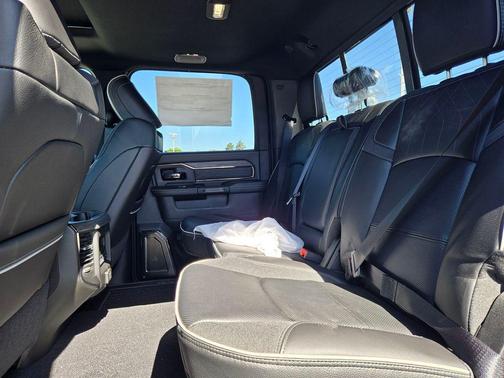 Diamond Black Crystal Pearlcoat 2026 RAM 2500 Limited Crew Cab 4x4 6'4' Box