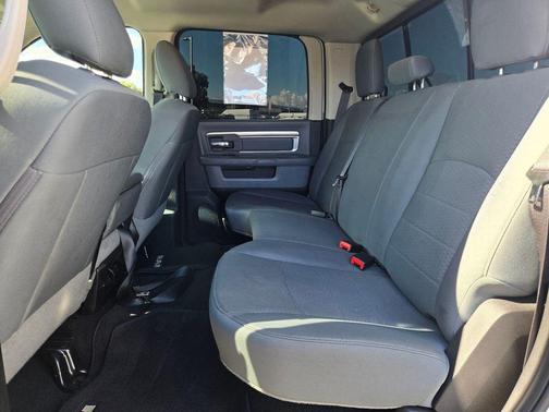 Bright White Clearcoat 2018 RAM 3500 SLT Crew Cab 4x4 8' Box