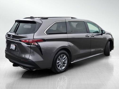 2021 Toyota Sienna XLE 8 Passenger