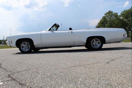 White 1971 Oldsmobile Delta 88 Royale