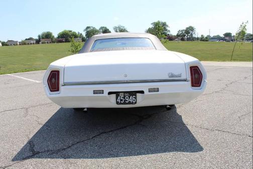 White 1971 Oldsmobile Delta 88 Royale