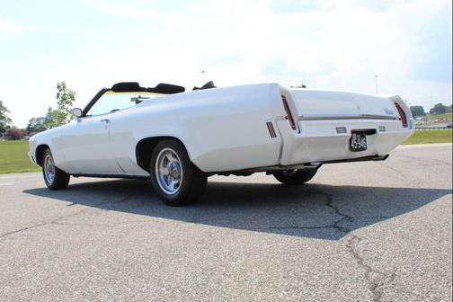 White 1971 Oldsmobile Delta 88 Royale