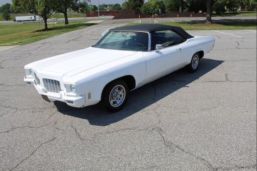 White 1971 Oldsmobile Delta 88 Royale