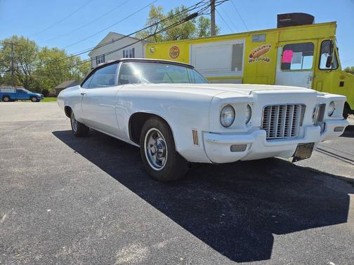 White 1971 Oldsmobile Delta 88 Royale