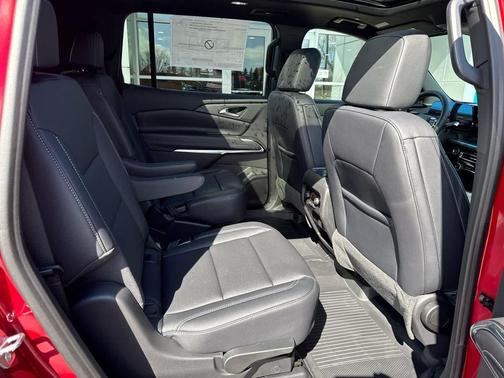 Radiant Red Tintcoat 2026 Chevrolet Traverse LT