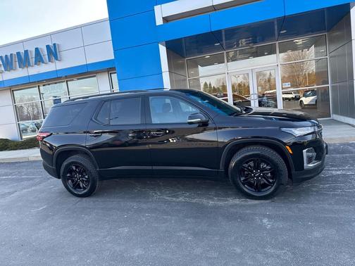 Mosaic Black Metallic 2023 Chevrolet Traverse LT Cloth