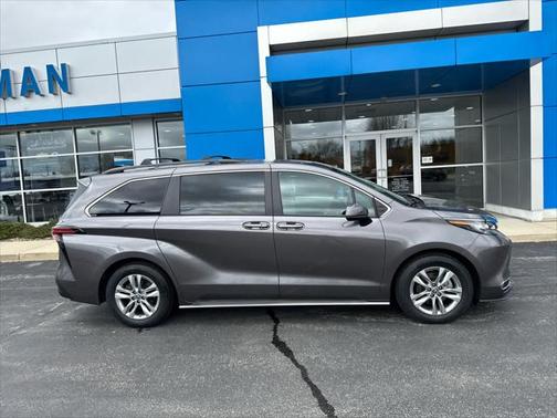 2022 Toyota Sienna XLE 7 Passenger