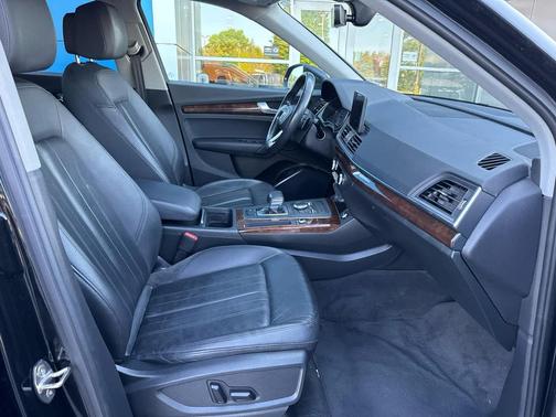 Mythos Black Metallic 2020 Audi Q5 45 Premium