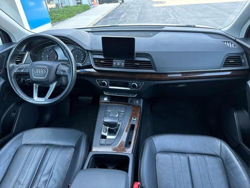 Mythos Black Metallic 2020 Audi Q5 45 Premium