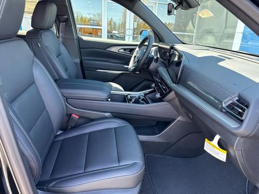 Mosaic Black Metallic 2026 Chevrolet Traverse LT