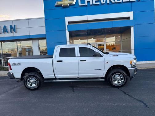 2022 RAM 2500 Tradesman Crew Cab 4x4 6'4' Box