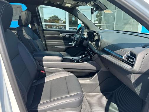 Summit White 2026 Chevrolet Traverse LT