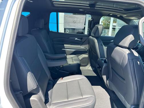 Polar White Tricoat 2026 Chevrolet Traverse LT