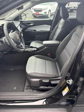 Mosaic Black Metallic 2026 Chevrolet Trax LT