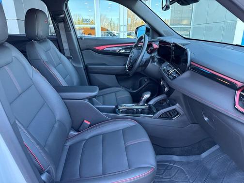 Iridescent Pearl Tricoat 2025 Chevrolet Trailblazer RS