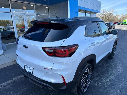 Iridescent Pearl Tricoat 2025 Chevrolet Trailblazer RS