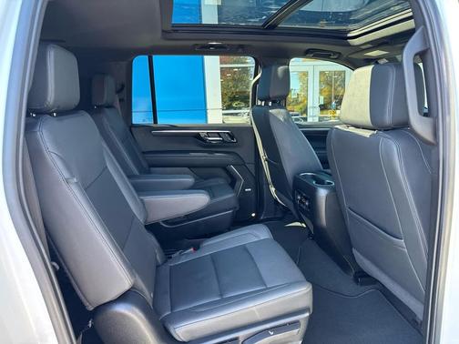 Iridescent Pearl Tricoat 2025 Chevrolet Suburban 4WD Z71