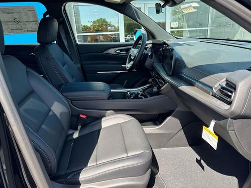 Mosaic Black Metallic 2026 Chevrolet Traverse LT