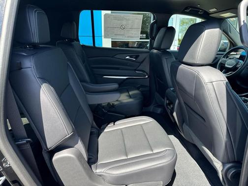 Mosaic Black Metallic 2026 Chevrolet Traverse LT