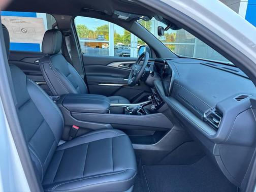 Summit White 2026 Chevrolet Traverse LT
