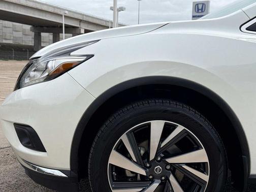 White 2017 Nissan Murano Platinum