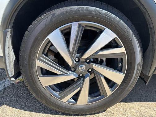 White 2017 Nissan Murano Platinum