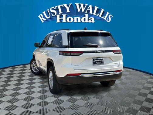 Bright White Clearcoat 2024 Jeep Grand Cherokee Laredo