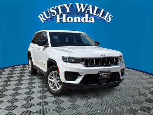 Bright White Clearcoat 2024 Jeep Grand Cherokee Laredo