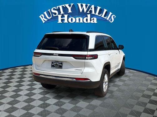 Bright White Clearcoat 2024 Jeep Grand Cherokee Laredo