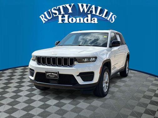 Bright White Clearcoat 2024 Jeep Grand Cherokee Laredo