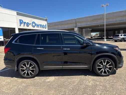 Crystal Black Pearl 2021 Honda Pilot Touring 7-Passenger
