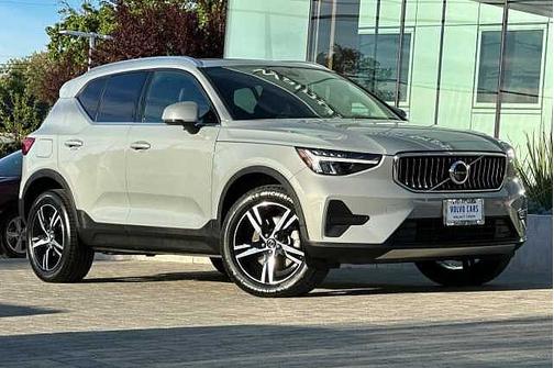 2025 Volvo XC40 Core