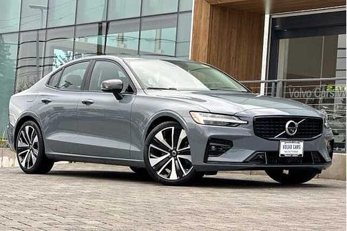 2022 Volvo S60 B5 AWD Momentum