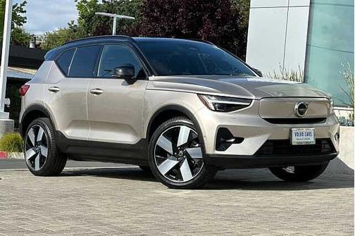 Bright Dusk 2023 Volvo XC40 Ultimate