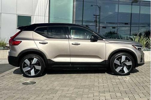 Bright Dusk 2023 Volvo XC40 Ultimate