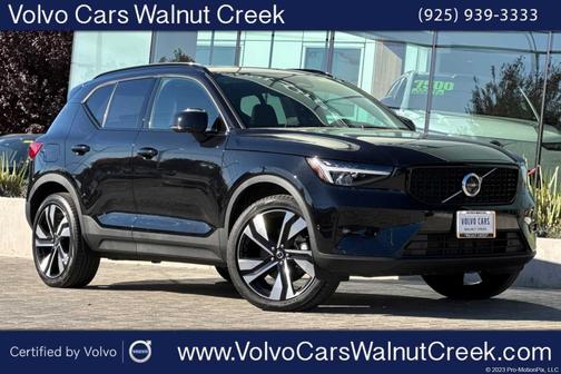 2025 Volvo XC40 B5 Plus Dark Theme
