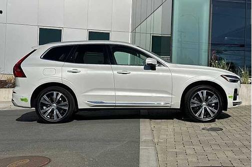 Crystal White 2023 Volvo XC60 Plus
