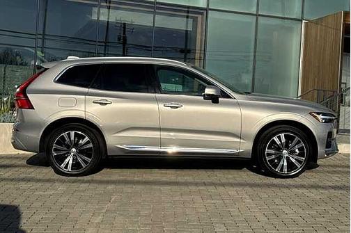 2023 Volvo XC60 B5 FWD Ultimate Bright