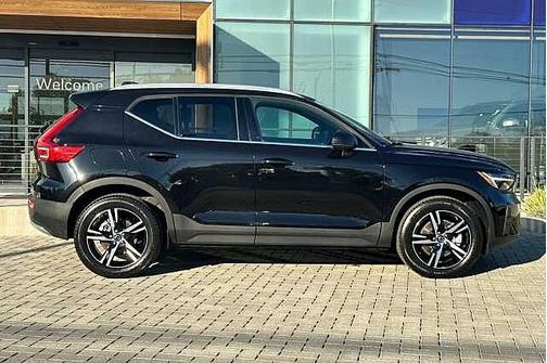 2025 Volvo XC40 Core